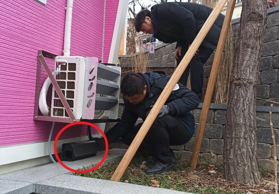 서울 마포구의 한 주택가에서 공무원들이 정보통신기술(IoT)을 활용한 쥐덫을 설치하고 있다. 마포구 제공