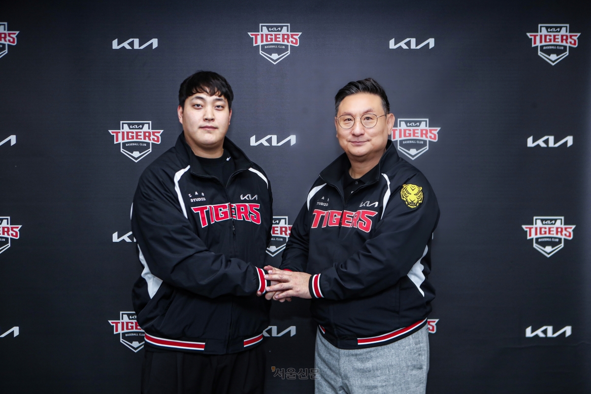 조상우(왼쪽)가 21일 광주 기아 챔피언스 필드에서 심재학 단장과 자유계약선수(FA) 계약을 체결한 뒤 기념 사진 촬영을 하고 있다. 2026.1.21 KIA 타이거즈 제공