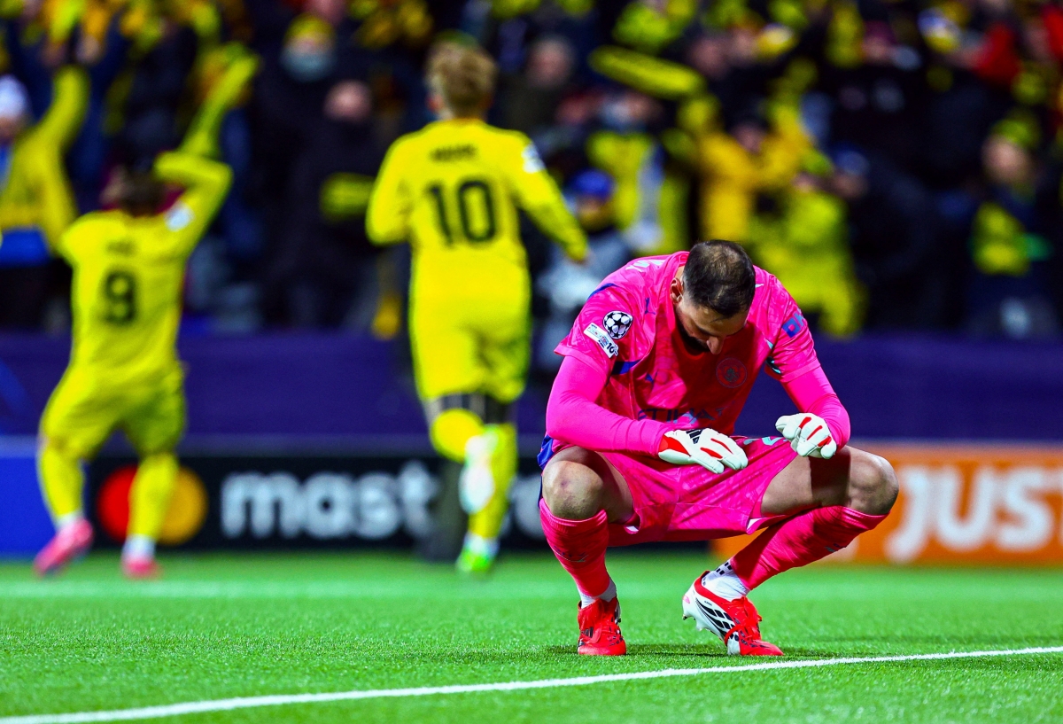 맨시티 골키퍼 잔루이지 돈나룸마가 20일(현지시간) 노르웨이 보되 아스프미라 스타디움에서 열린 UEFA 챔피언스리그 보되/글림트전에서 전반 카스페르 회그에게 두 번째 실점을 허용한 뒤 고개를 떨군 채 아쉬워하고 있다. 로이터 연합뉴스