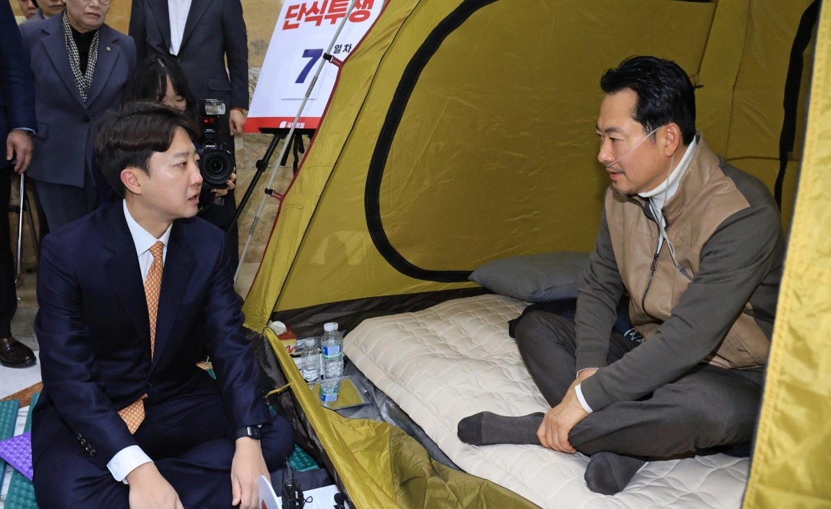 통일교·공천헌금 ‘쌍특검’ 수용을 요구하며 단식 7일 차를 맞은 장동혁(오른쪽) 국민의힘 대표가 21일 국회 로텐더홀 단식 농성장을 찾은 개혁신당 이준석 대표와 대화하고 있다. 2026.1.21 공동취재