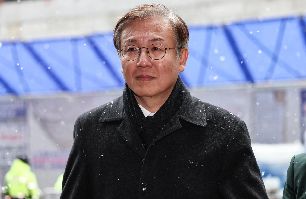 한동수 더불어민주당 윤리심판원장이 지난 12일 서울 여의도 민주당사에서 열리는 김병기 전 민주당 원내대표의 ‘공천 헌금’ 의혹 관련 윤리심판원 회의에 참석하기 위해 당사로 들어서고 있다. 뉴스1