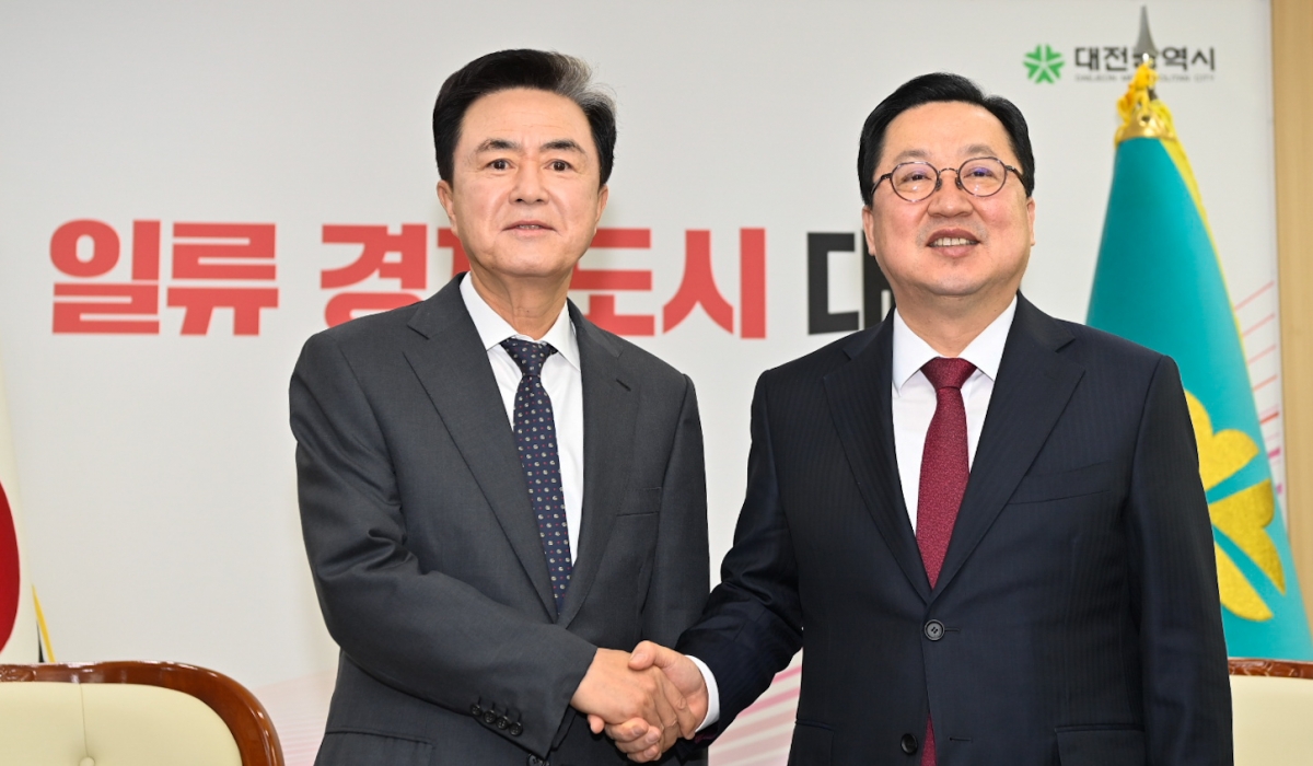 이장우(오른쪽) 대전시장과 김태흠(왼쪽) 충남도지사가 21일 대전시청에서 행정통합 특별법안 논의를 위한 긴급회동을 하고 있다. 충남도 제공