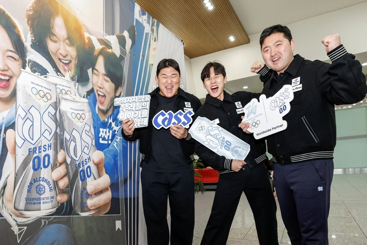 국가대표 맥주 카스가 지난 20일 충북 진천 국가대표선수촌에서 ‘카스 0.0 응원 부스’를 운영했다. 현장에서는 간단한 퀴즈 이벤트와 응원 메시지 작성 등 코치진과 국가대표 선수단이 에너지를 충전할 수 있는 체험형 프로그램이 마련됐다. 국가대표 선수들이 직접 작성한 응원 문구를 들고 기념촬영을 하고 있다. (왼쪽부터 대한민국 유도 남자 국가대표 김민종 선수, 대한민국 근대 5종 남자 국가대표 전웅태 선수, 대한민국 양궁 남자 국가대표 김우진 선수)