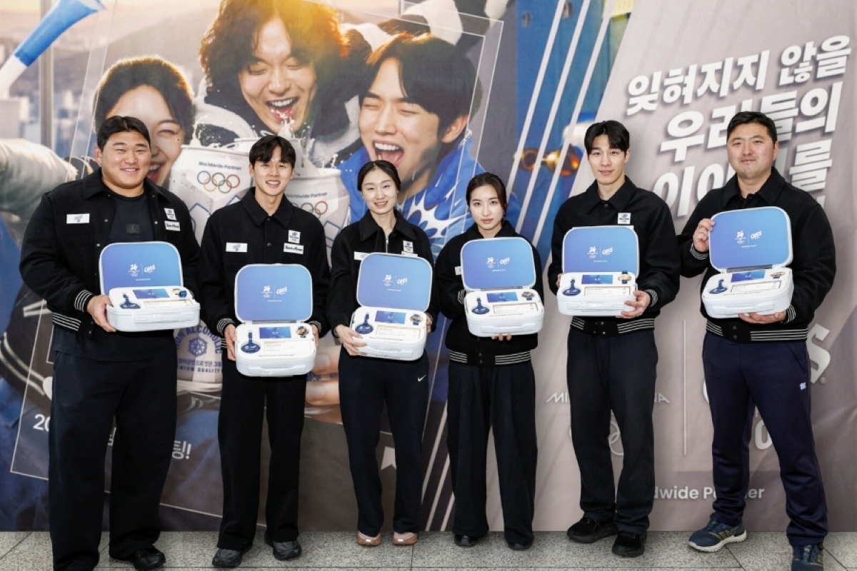 2026 밀라노·코르티나담페초 동계올림픽 공식 파트너 카스가 지난 20일 충북 진천 국가대표선수촌에서 대한민국 국가대표 선수단·코치진의 선전을 기원하며 ‘카스 0.0 응원 부스’를 운영했다. 국가대표 선수들이 올림픽 출전 선수들을 위한 응원 키트를 들고 기념촬영을 하고 있다. (왼쪽부터 대한민국 유도 남자 국가대표 김민종 선수, 대한민국 근대 5종 남자 국가대표 전웅태 선수, 대한민국 쇼트트랙 여자 국가대표 최민정·김길리 선수, 대한민국 쇼트트랙 남자 국가대표 황대헌 선수, 대한민국 양궁 남자 국가대표 김우진 선수)