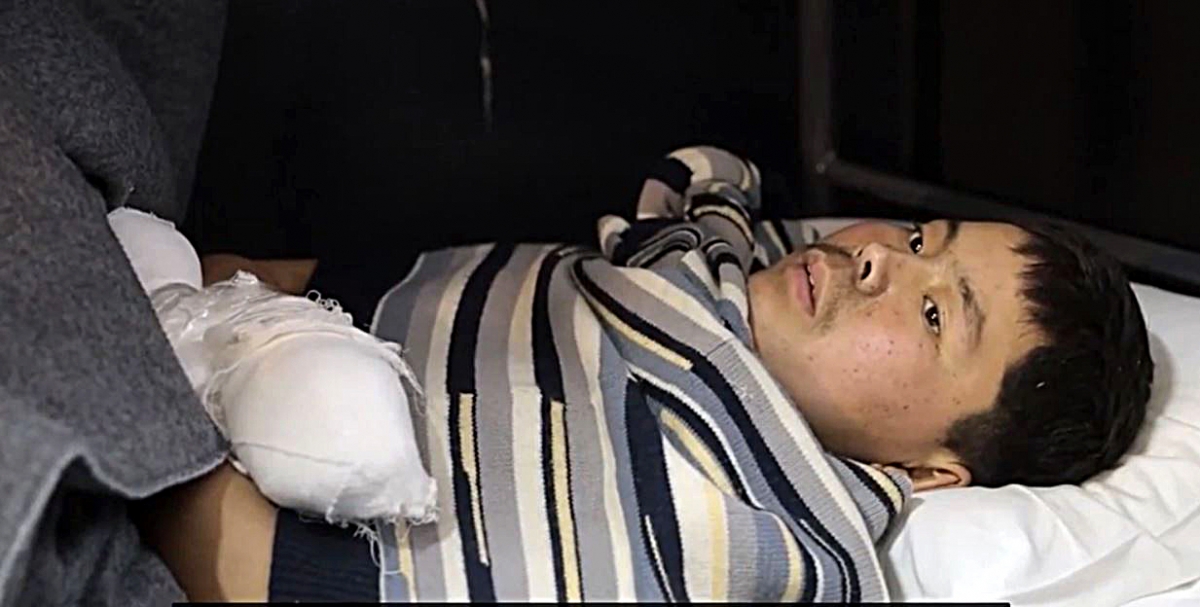 러시아 쿠르스크 지역에서 교전 중 생포된 북한군 2명이 우크라이나 키이우 내 포로수용시설 침대에서 한국어로 심문을 받는 영상이 12일(현지시간) 공개됐다. 2005년생으로 2021년 입대한 소총수는 손에 붕대를 감은 상태로 누워서 심문받고 있다. 우크라이나 보안국(SBU) 캡처