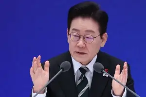 막힘없이 173분 즉문즉답… “사랑하는 강훈식? 징그러워” 이재명식 유머도