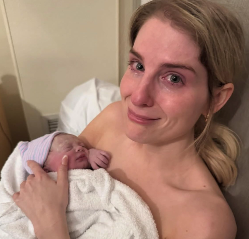 미국의 유명 팝가수 메간 트레이너(33)가 대리모를 통해 셋째 아이를 품에 안으며 세 아이의 엄마가 된 가운데, 소셜미디어(SNS)에 올린 사진이 “작위적”이라며 논란이 되고 있다. 인스타그램