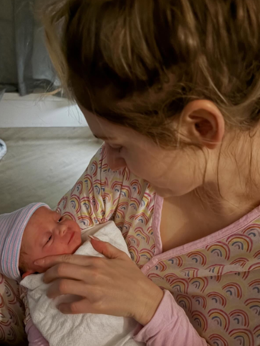 미국의 유명 팝가수 메간 트레이너(33)가 대리모를 통해 셋째 아이를 품에 안으며 세 아이의 엄마가 된 가운데, 소셜미디어(SNS)에 올린 사진이 “작위적”이라며 논란이 되고 있다. 인스타그램