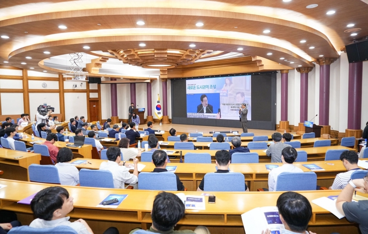 강기정 광주시장이 지난해 9월17일 서울 여의도 국회의원회관 에서 열린 ‘AI모빌리티 신도시 구상 국회 정책토론회’에 참석해 ‘광주 미래 모빌리티 특화도시 조성’을 주제로 발표하고 있다. 광주광역시 제공