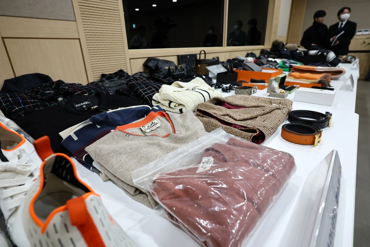 21일 서울 송파구 서울동부지방검찰청에서 열린 보이스피싱범죄 합동수사부 자금 세탁범 검거 관련 브리핑에서 압수품이 공개되고 있다. 뉴스1