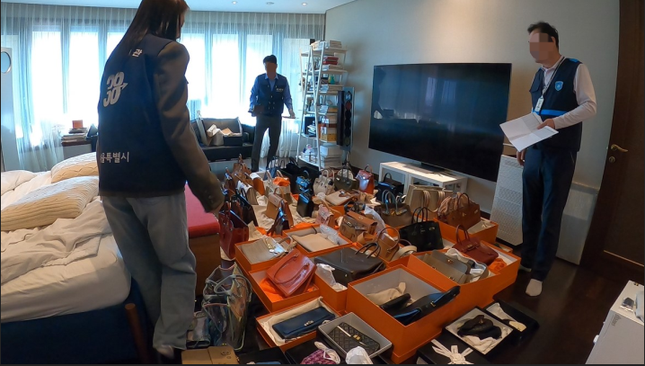 지난해 10월 서울시 38세금징수과 관계자들이 용산구의 고액 체납자 집을 수색하던 중 발견한 고액 명품 가방들. 서울시 제공