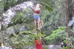 “거의 벗다시피…무슨 짓” 관광객 ‘막장 행각’에 뿔난 태국 사찰