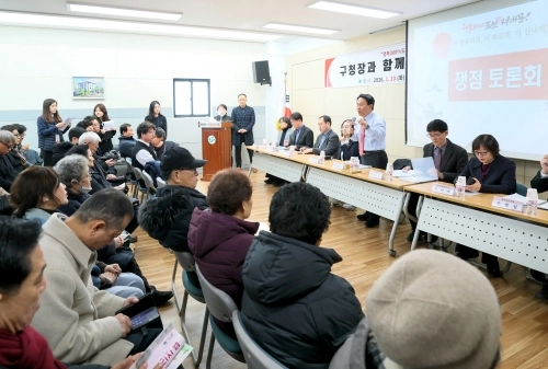이성헌 서대문구청장이  지난 20일 동주민센터 비전공유회에서 주민들과 대화하고 있다.   서대문구 제공