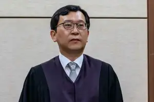 ‘직설 화법’ 이진관… 공소장 변경 요청하고, 선서 거부 이상민엔 과태료