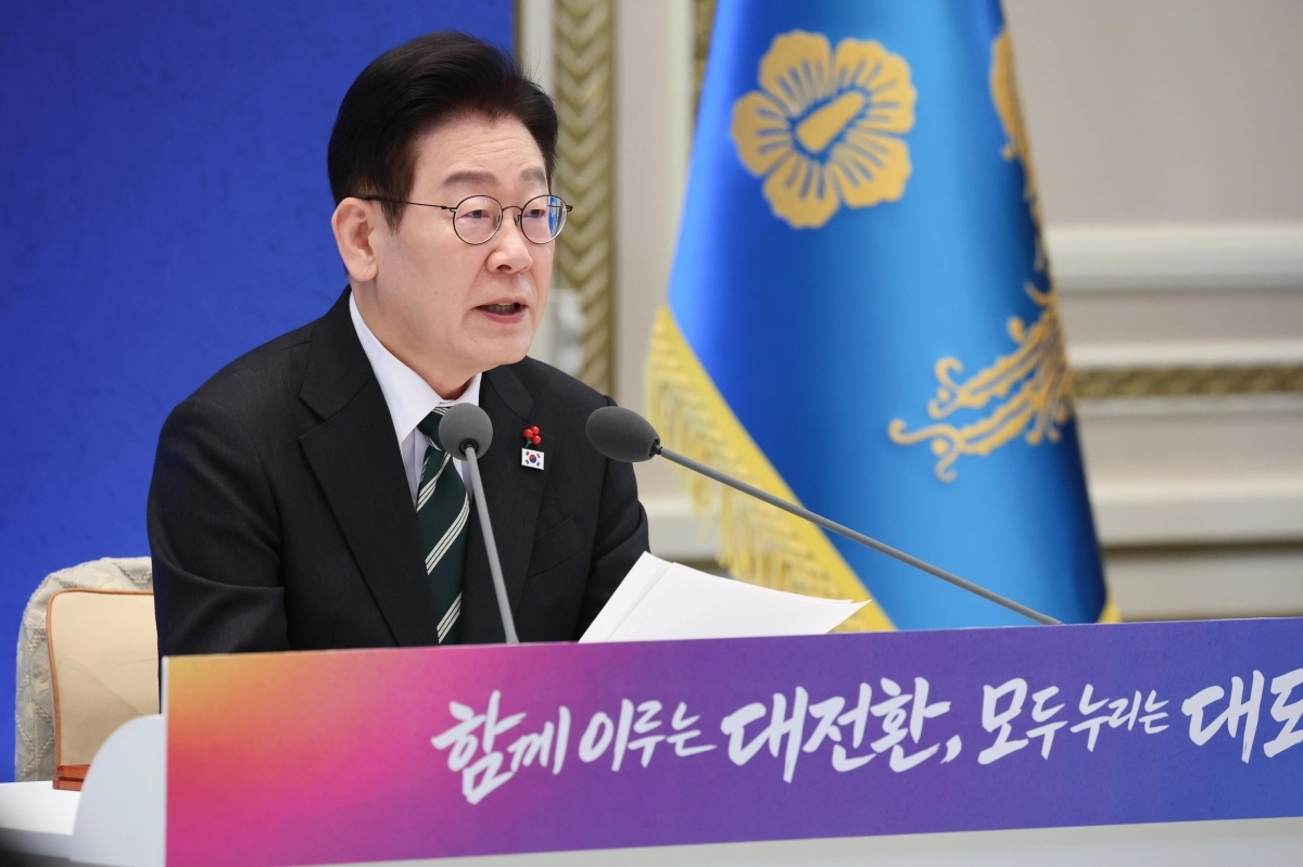 이재명 대통령이 21일 청와대 영빈관에서 열린 신년 기자회견에서 집권 2년 차 국정 운영 구상과 각종 현안에 대한 견해를 밝히고 있다. 이 대통령이 맨 녹색 바탕에 흰색 사선이 교차하는 넥타이는 특정 정당의 상징색을 피해 국민 통합 의지를 부각하는 뜻이 담겼다고 청와대는 설명했다. 뉴스1