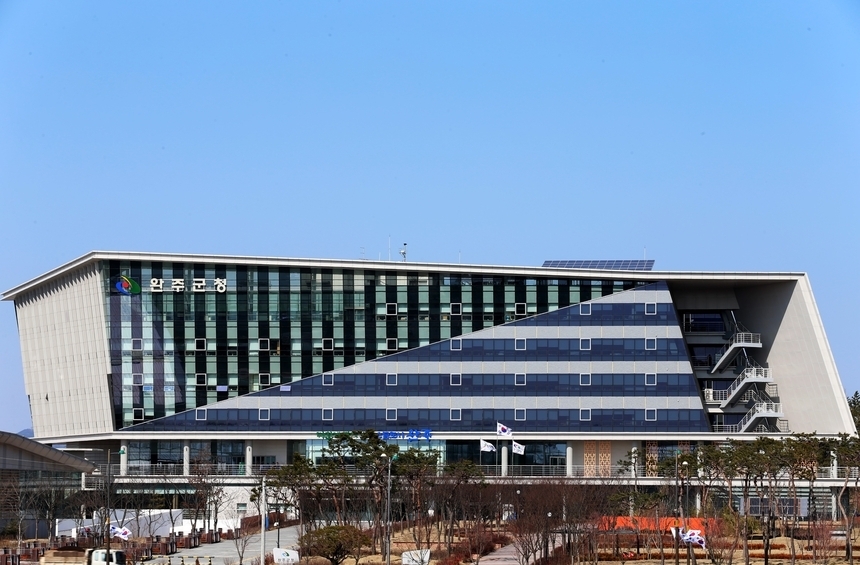 김관영 전북지사는 22일 예정됐던 완주군 방문을 전격 취소했다. 완주군청사 젼경