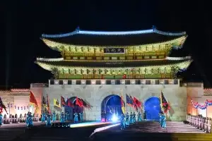 정치 따라서 들락날락… 광화문 또 ‘현판 전쟁’