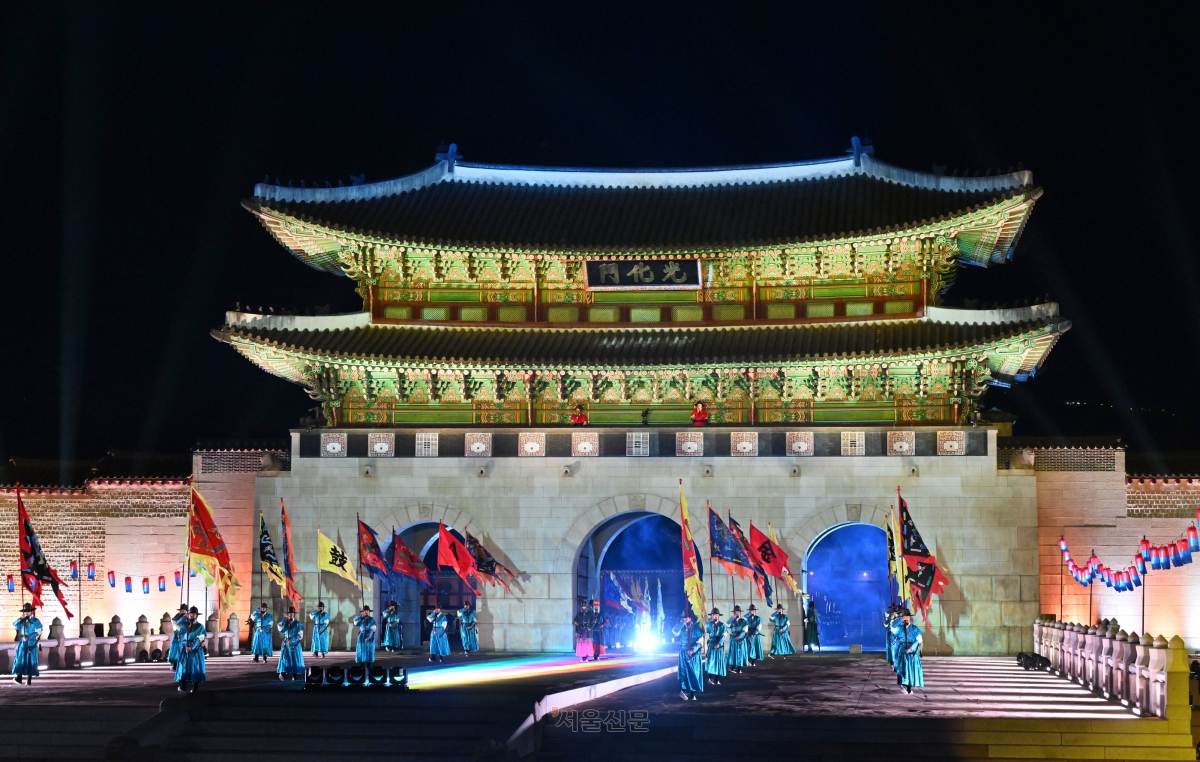 2023년 10월 서울 광화문에서 열린 광화문 월대 및 현판 복원 기념행사 모습. 2006년 ‘광화문 제 모습 찾기’를 시작으로 그간 추진된 월대와 현판의 복원이 마무리됐음을 알리는 행사였다. 서울신문DB