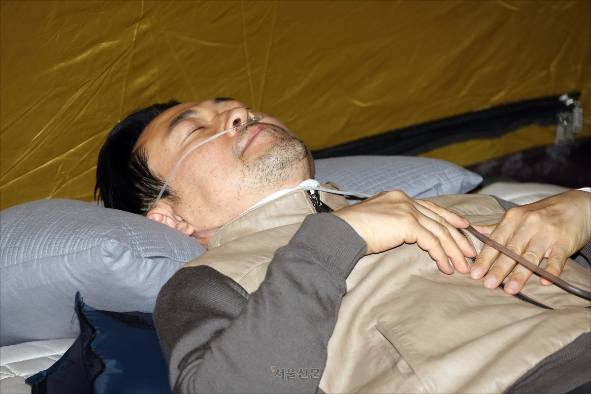 ‘통일교·공천헌금’ 쌍특검법 수용 촉구 단식 7일 차를 맞은 장동혁 국민의힘 대표가 21일 국회 로텐더홀 단식농성장에서 휴식을 취하고 있다. 안주영 기자