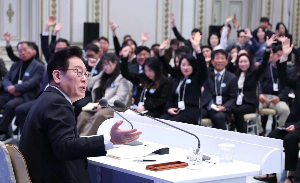 이재명 대통령이 21일 청와대 영빈관에서 열린 신년 기자회견에서 취재진의 질문을 받고 있다. 당초 90분으로 예정됐던 회견은 예정 시간을 훌쩍 넘겨 173분간 진행됐다. 이날 회견에는 내외신 기자 약 160명이 참석했다. 연합뉴스