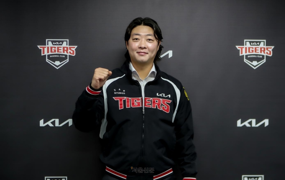 자유계약(FA) 시장에 도전한 김범수가 21일 광주 기아챔피언스필드에서 프로야구 KIA 타이거즈와 FA 계약을 맺은 뒤 주먹을 쥐어 보이고 있다. 2026.1.21 KIA 타이거즈 제공