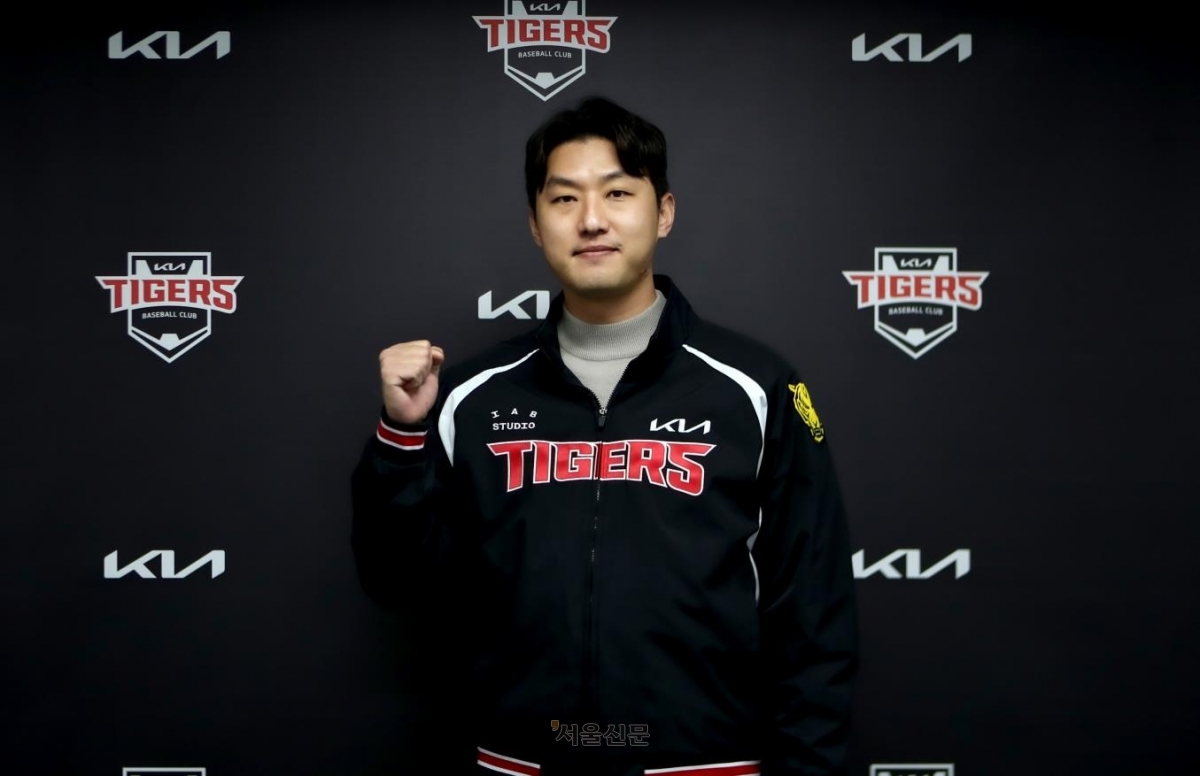 홍건희가 21일 광주 기아챔피언스필드에서 프로야구 KIA 타이거즈와 계약을 체결한 뒤 포즈를 취하고 있다. 2026.1.21 KIA 타이거즈 제공