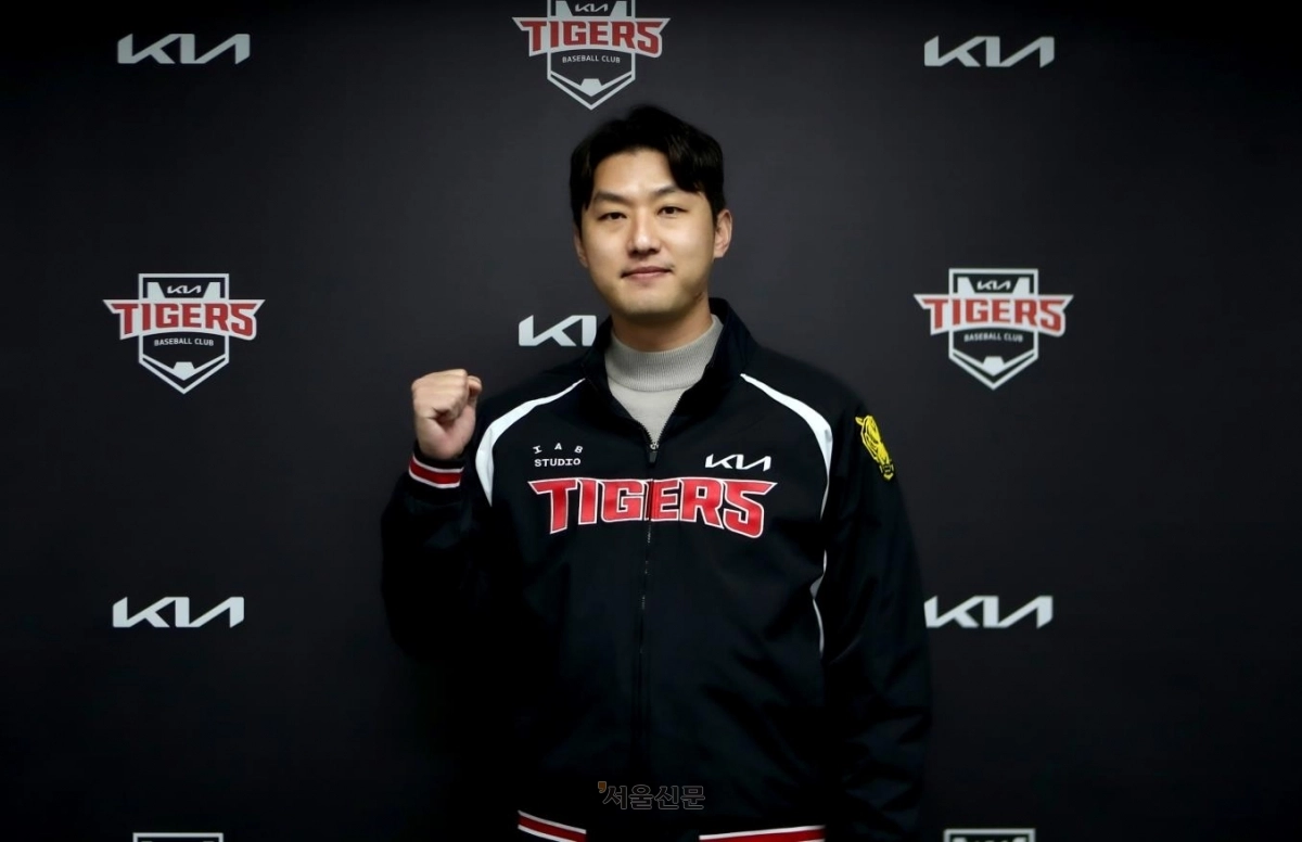 홍건희가 21일 광주 기아챔피언스필드에서 프로야구 KIA 타이거즈와 계약을 체결한 뒤 포즈를 취하고 있다. 2026.1.21 KIA 타이거즈 제공