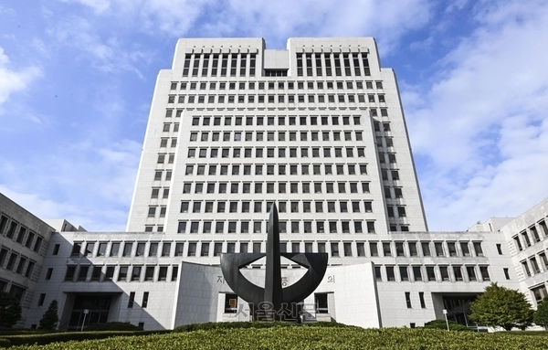 대법관 후보추천위원회는 21일 회의를 열고 이재명 정부가 임명하는 첫 대법관 후보를 김민기·박순영·손봉기·윤성식 판사로 압축했다. 사진은 20일 서울 서초구 대법원의 전경. 이지훈 기자