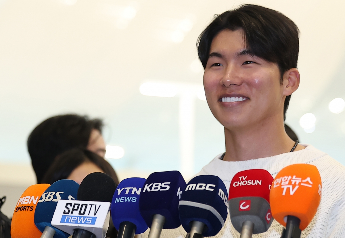 김혜성(로스앤젤레스 다저스)이 21일 미국으로 출국하기 위해 인천국제공항 제2터미널을 찾아 취재진과 인터뷰하고 있다. 2026.1.21 연합뉴스