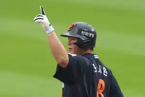 다년계약 아니라고? 26세에 연봉 10억원 찍은 노시환