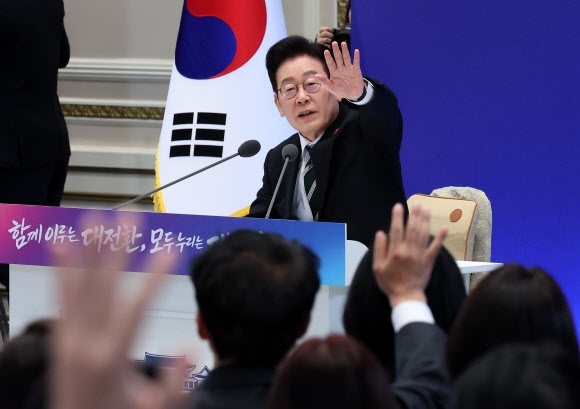 이재명 대통령이 21일 청와대 영빈관에서 열린 신년기자회견에서 취재진 질문을 받고 있다. 2026.1.21 <br>연합뉴스