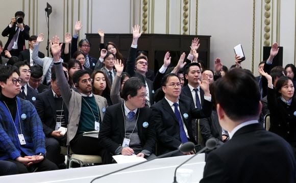 이재명 대통령이 21일 청와대 영빈관에서 열린 신년기자회견에서 외신기자 질문을 받고 있다. 2026.1.21 <br>연합뉴스