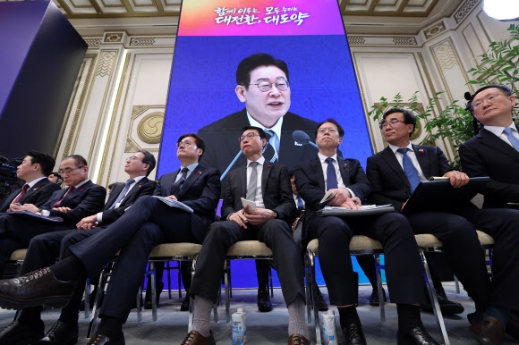 강훈식 비서실장 등이 21일 청와대 영빈관에서 열린 이재명 대통령 신년기자회견에 참석해 있다. <br>앞줄 왼쪽부터 강훈식 비서실장, 위성락 국가안보실장, 김용범 정책실장, 홍익표 정무수석, 이규연 홍보소통수석, 조성주 인사수석, 전성환 경청통합수석비서관, 봉욱 민정수석. 2026.1.21 <br>연합뉴스