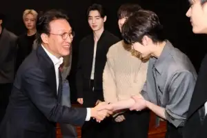 [포토] ‘엔하이픈과 인사’ 김민석 총리