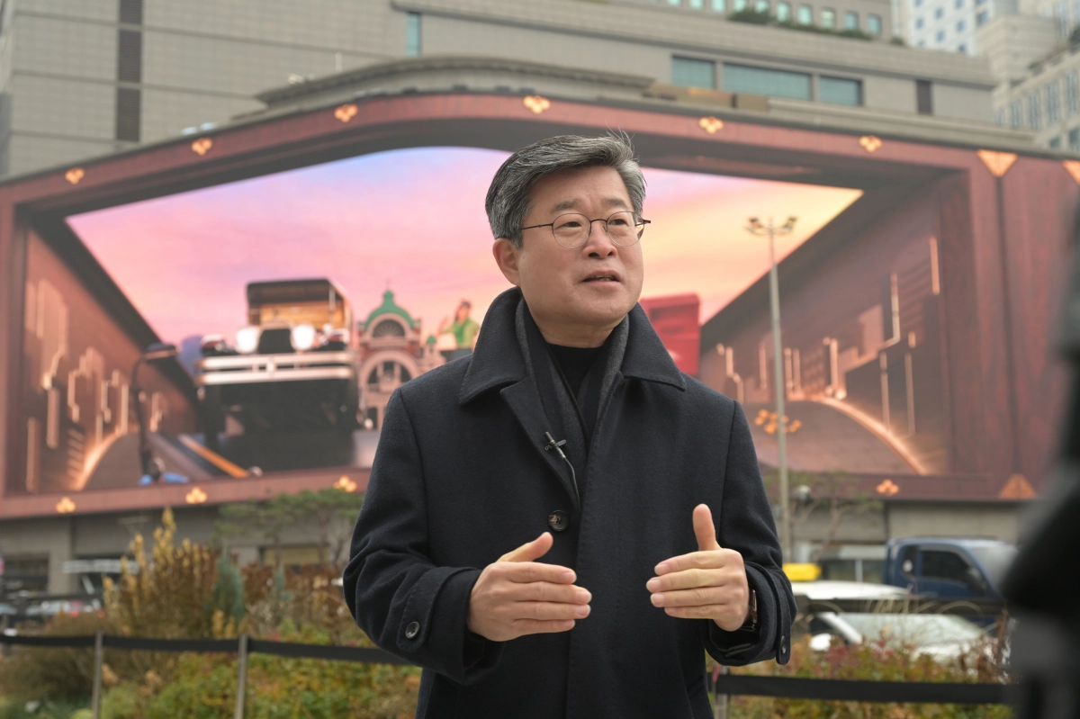 김길성 서울 중구청장이 21일 ‘2026년 새해맞이 카운트다운 쇼’를 통해 전 세계에 존재감을 각인시킨 ‘명동스퀘어’에서 구정 철학을 설명하고 있다. 김 구청장은 “그동안의 결실을 토대로 앞으로 10년을 내다보는 비전을 제시하고 싶다. 중구가 어떤 도시여야 하는지, 어떤 방향으로 나아가야 하는지 구체적인 청사진을 그려야 할 때”라고 강조했다. 중구 제공