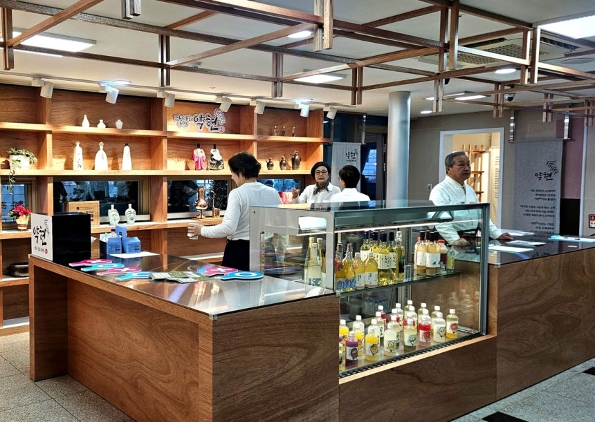 오는 3월 정식으로 문을 여는 서울 중구의 어르신 일자리 사업장 ‘약현’에서 관계자들이 전통주 시음·판매 교육을 받고 있다. 중구 제공