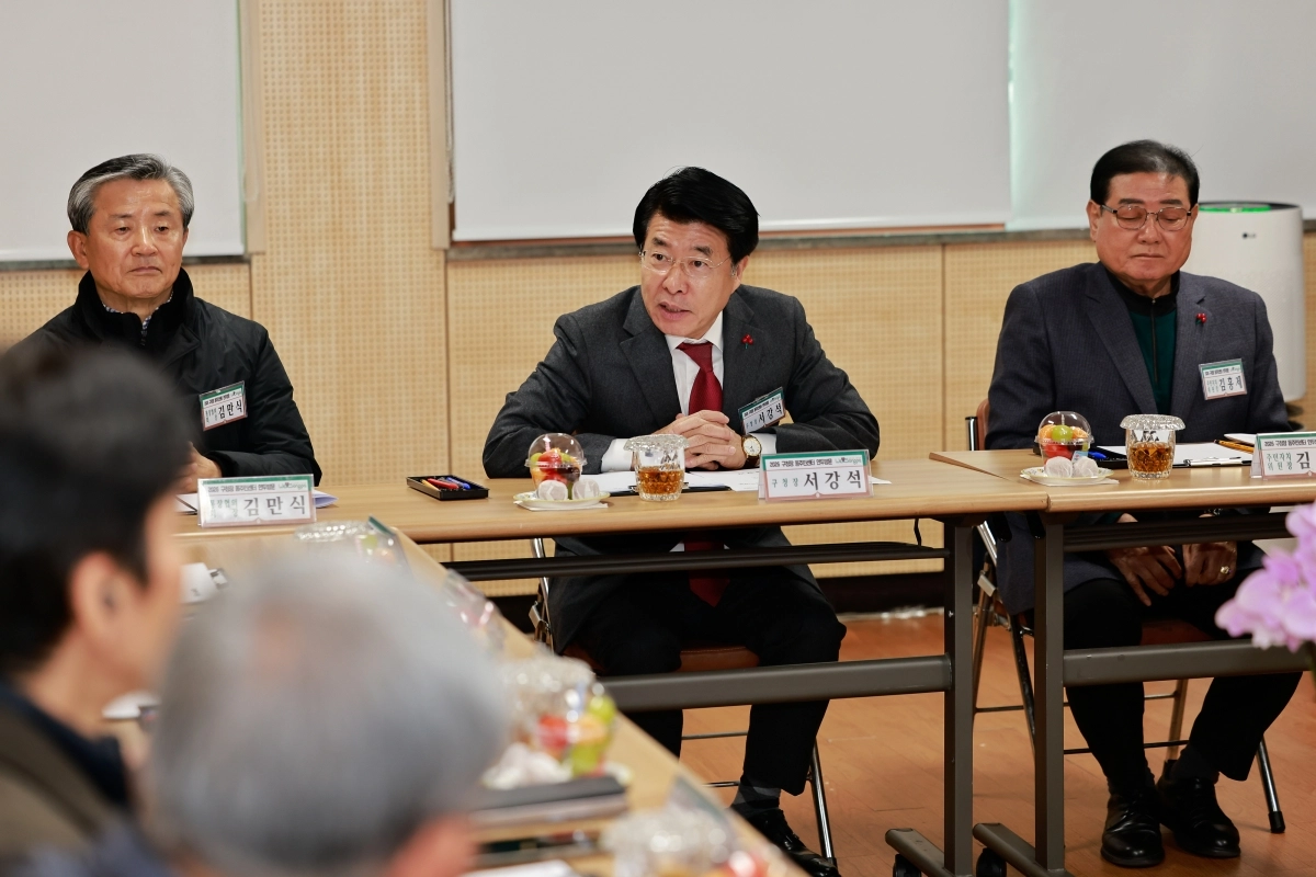 서강석(왼쪽 두 번째) 송파구청장이 지난 12일 풍납1동 주민센터에서 주민들과 한자리에 앉아 지역 현안과 올해 사업 계획 등에 대해 이야기를 나누고 있다. 송파구 제공