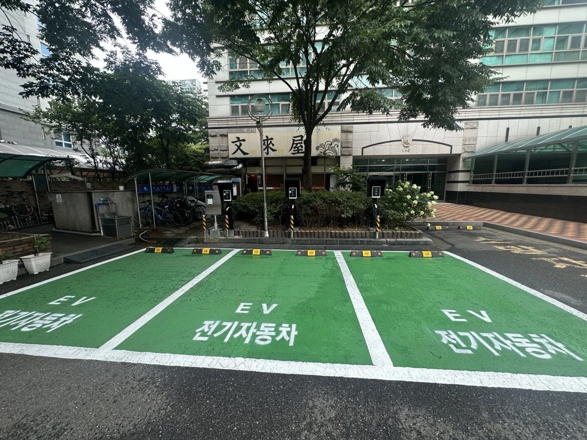 서울 영등포구 문래동의 식당 앞 지상 공간으로 이전 설치된 전기차 충전시설. 영등포구 제공