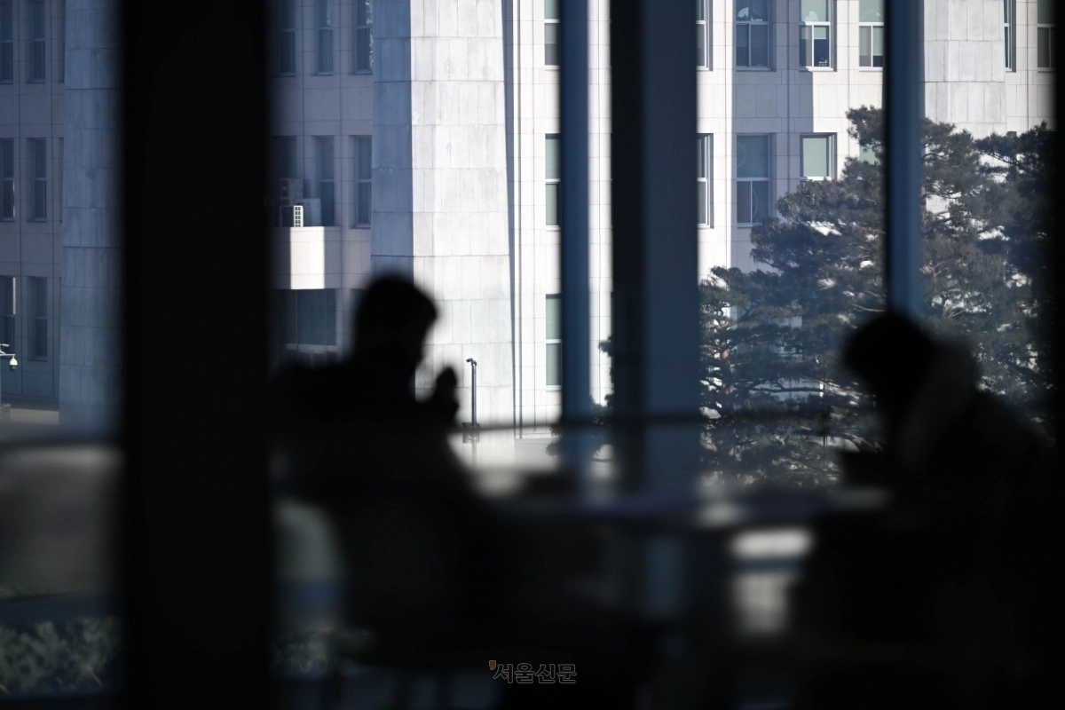 21일 국회 의원회관 내 한 회의실에 보좌관들이 앉아 있다. 홍윤기 기자