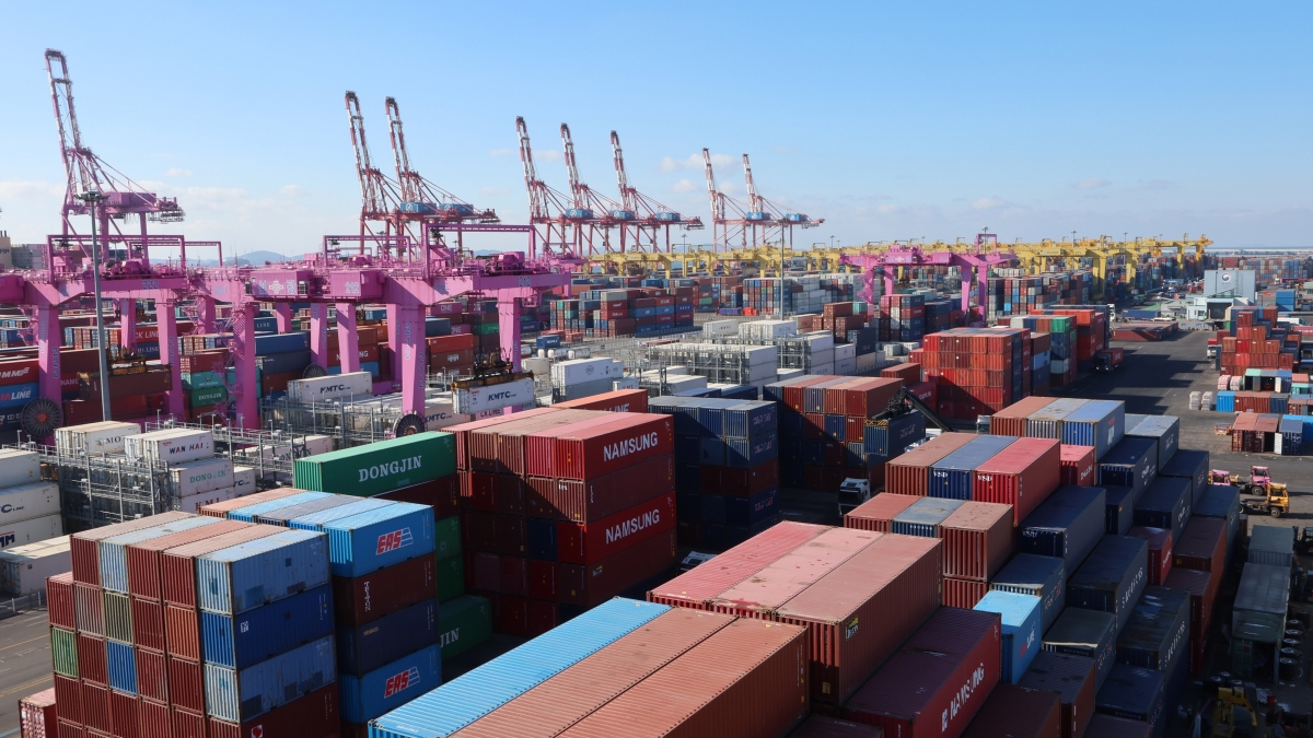 21일 인천 연수구 인천신항에 쌓여 있는 수출용 컨테이너 모습. 뉴시스