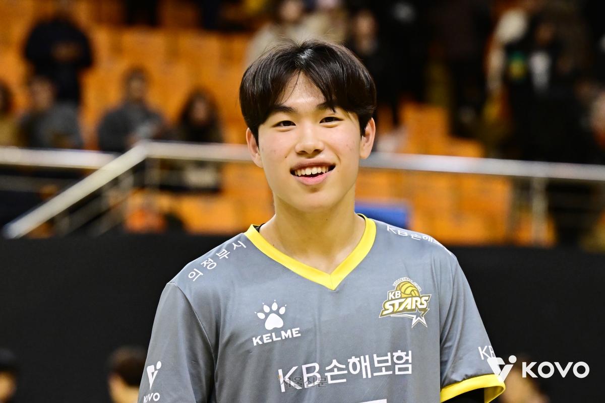 KB손해보험 리베로 이학진이 21일 경기 의정부시 경민대 기념관에서 열린 2025~26 V리그 남자부 KB손해보험과 OK저축은행의 맞대결에서 미소 짓고 있다. 2026.1.21 한국배구연맹 제공