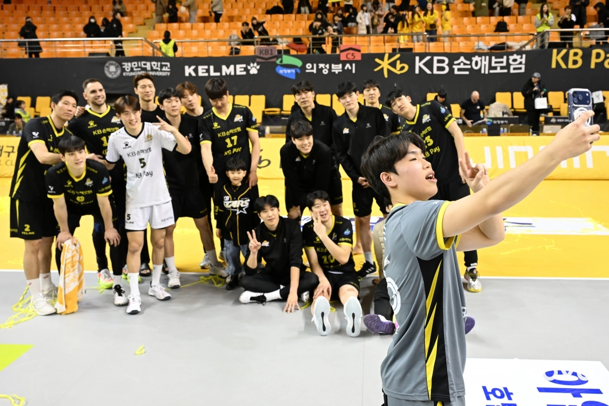 이학진이 OK저축은행전 승리 후 형들과 함께 기념사진을 남기고 있다. 2026.1.21 한국배구연맹 제공