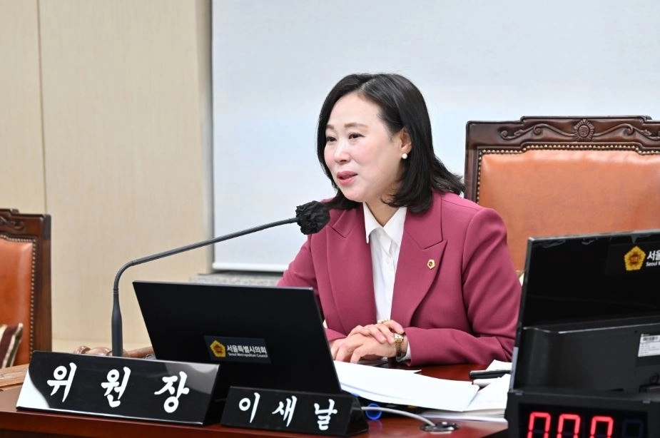 인사말을 하는 이새날 위원장