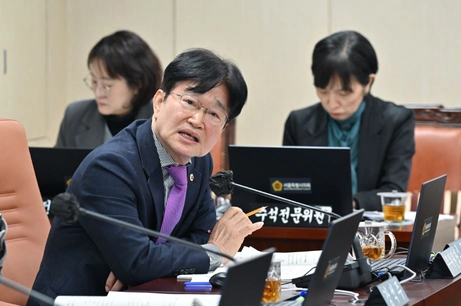 부위원장으로 선임된 김용일 의원이 회의에 참석해 발언하고 있다.