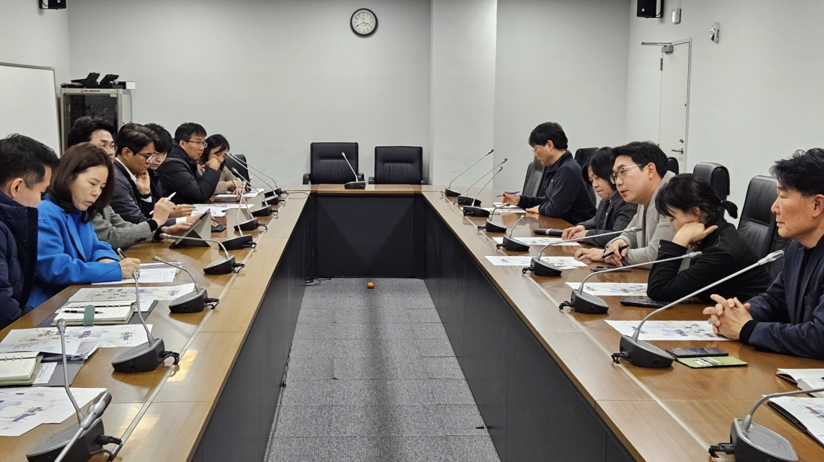문승호 의원이 20일 성남시의회에서 진행된 ‘성남 고등지구 중학교 설립’ 관련 업무보고를 통해 고등중학교 신규 설립 현황을 점검하고 있다.(사진=경기도의회)