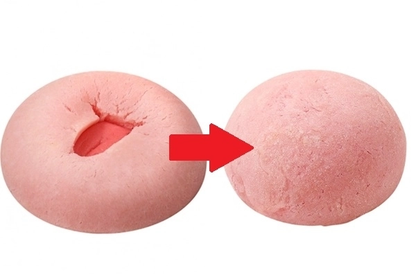 파리바게뜨가 최근 여성의 신체 부위를 닮았다는 이유로 논란을 빚은 ‘베리 쫀득볼’ 공정을 변경한 것으로 알려졌다. 기존 베리 쫀득볼 이미지(왼쪽), 오른쪽은 바꾼 베리 쫀득볼 이미지. 상미당홀딩스 제공/파리바게뜨 홈페이지 캡처