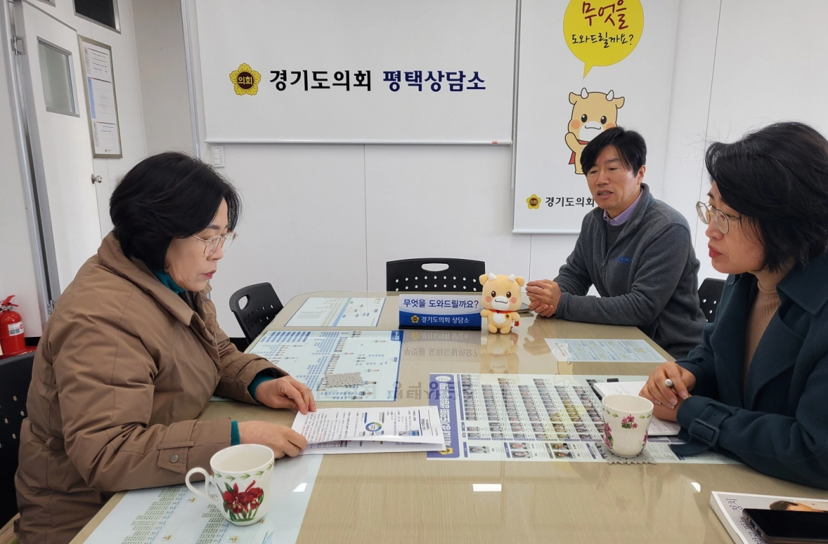 서현옥 의원이 21일 평택상담소에서 김길아 경기도경제과학진흥원 균형발전본부장, 이현표 평택출장소장을 만나 평택출장소 현안 사항 업무보고를 받고 있다.(사진=경기도의회)