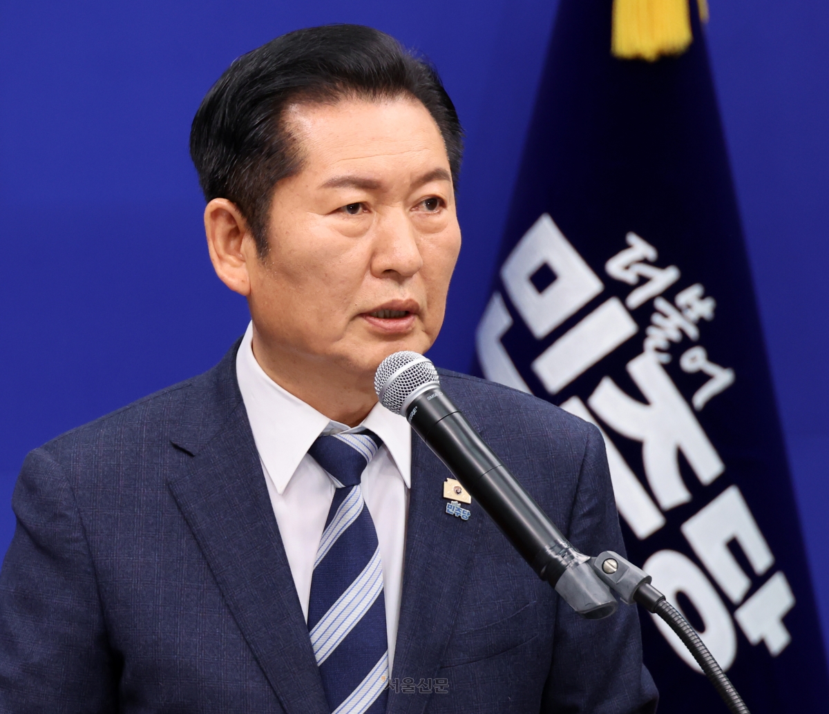 정청래 더불어민주당 대표가 22일 국회에서 긴급 기자회견을 열고 조국혁신당과의 합당을 제안하고 있다. 2026.1.22 홍윤기 기자