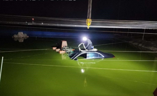 양식장에 빠진 차량. 전북경찰청 제공