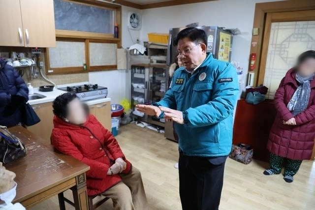 박강수(가운데) 서울 마포구청장이 지난해 12월 한파가 찾아오자 성산동의 무리울새마울경로당을 찾아 어르신과 이야기 하고 있다. 마포구 제공